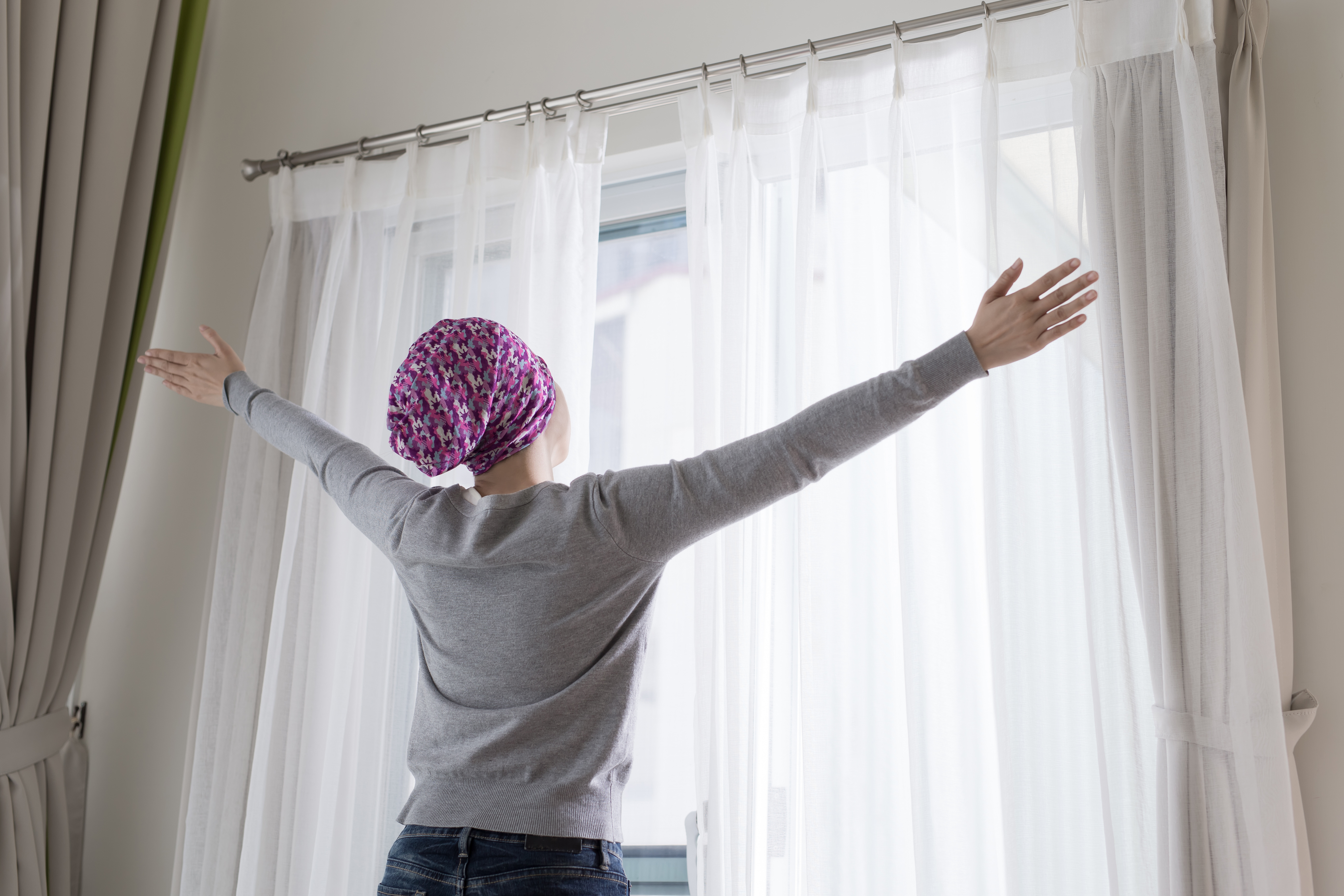 一个女人看着窗户