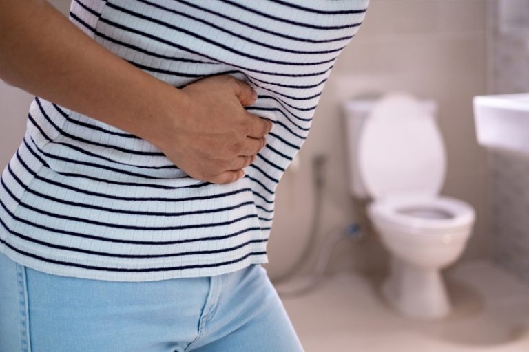 手放在肚子上的人