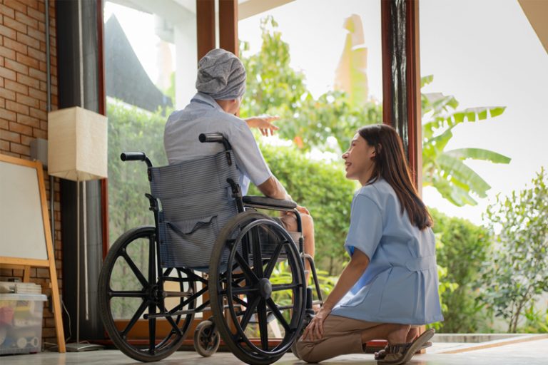 照顾老年人的人