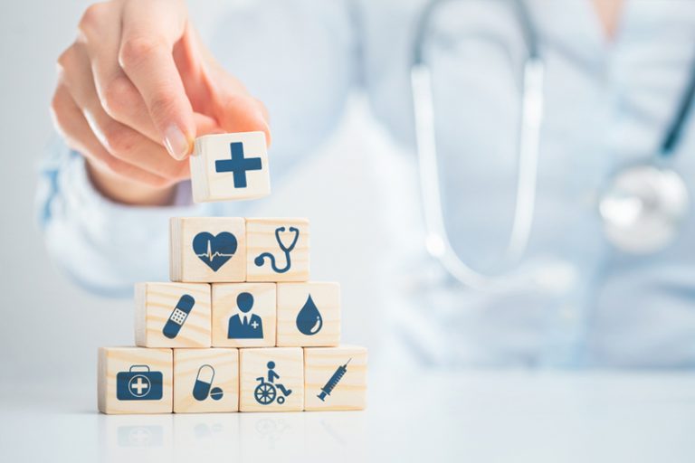 一名医生在堆放标有药品的积木