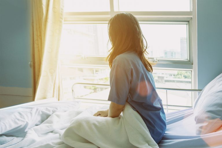 女人正在透过窗户看