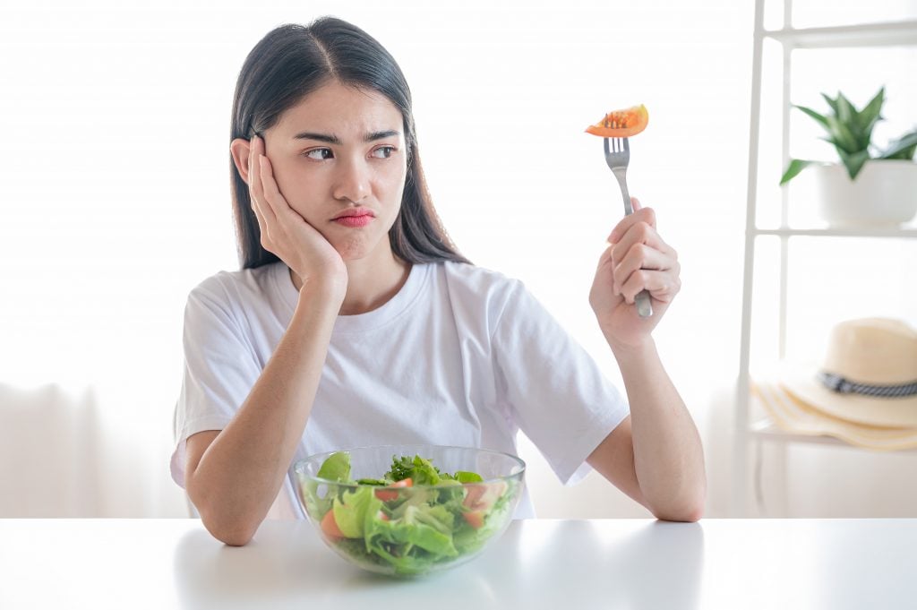 一个人用不悦的表情看着食物