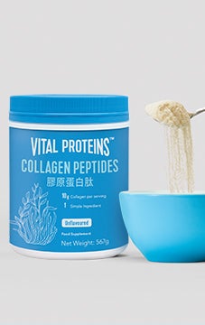 Vital Proteins膠原蛋白肽粉加入藍色杯子