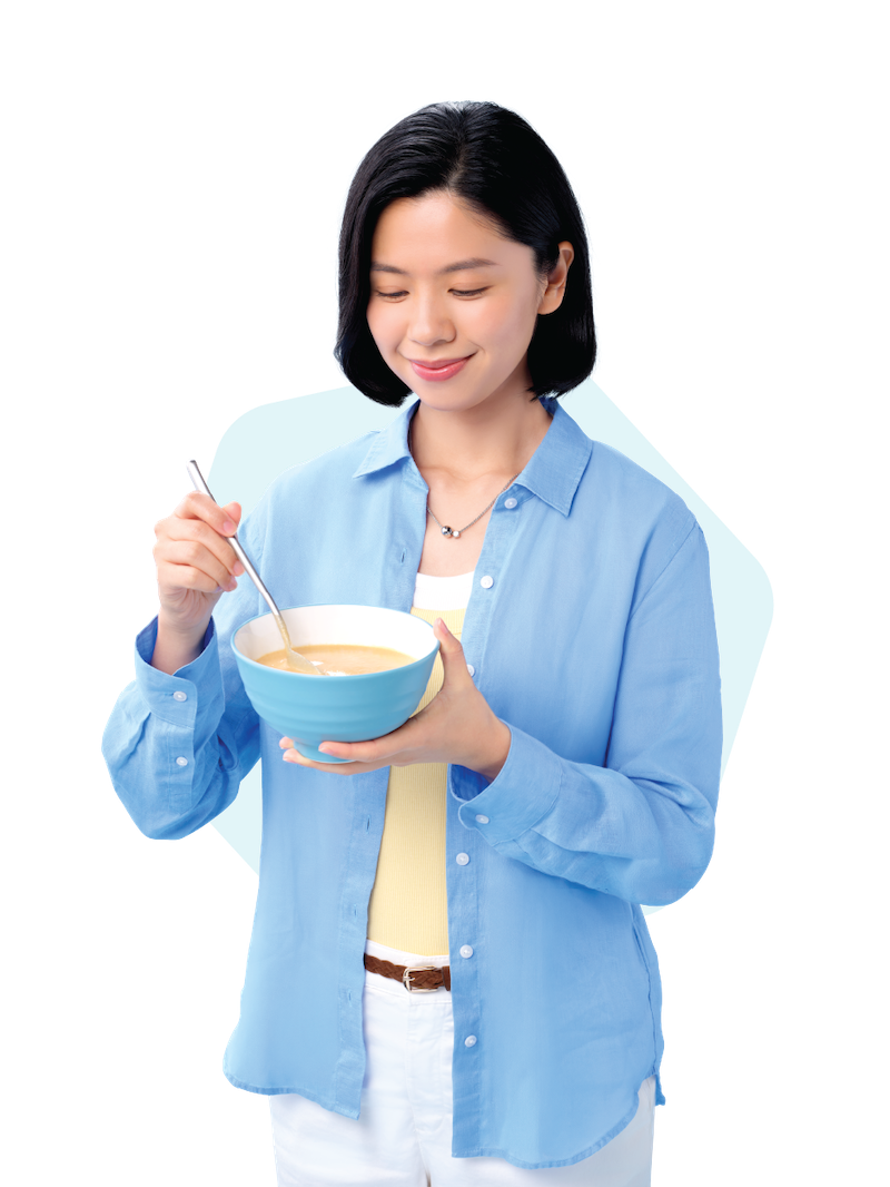 使用湯匙準備 THICKENUP® INSTANT PUREE 快凝寶®即食營養糊餐的產品示範畫面，糊餐加入熱水即可方便準備