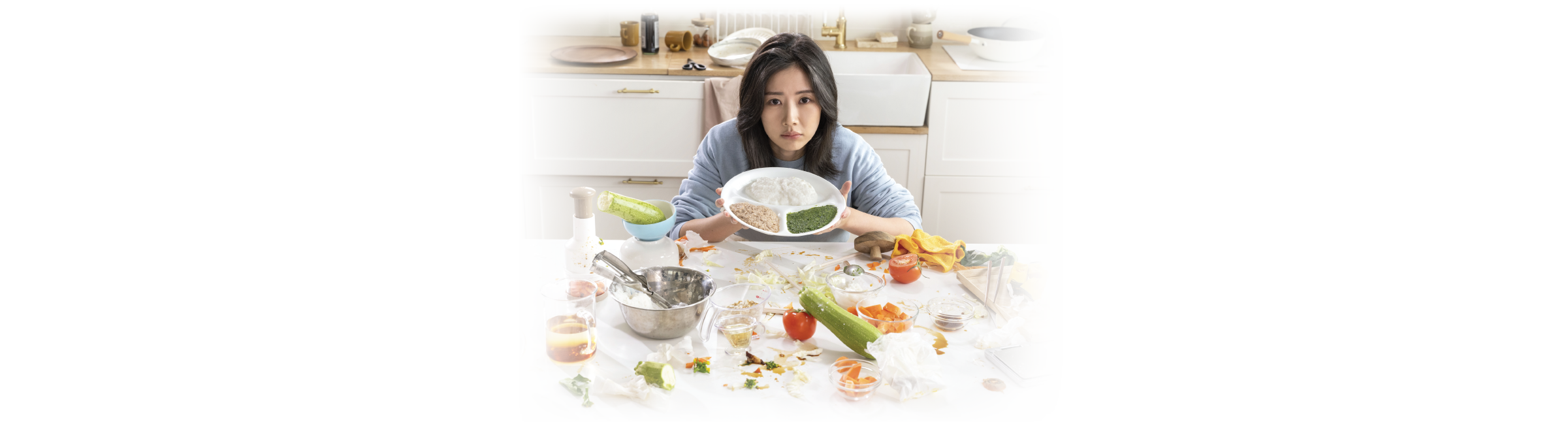 廚房內女子正為烹飪準備食材